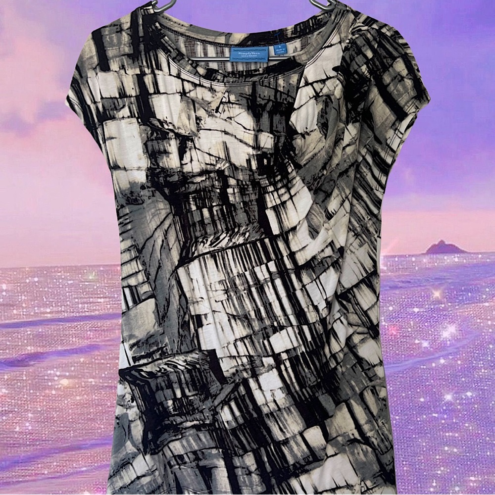 Simply Vera wang top grey white black cream pattern Rutched on one side at top